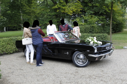 Sanftes Knirschen vom Kies vermischt sich mit dumpfen Motorgrummeln