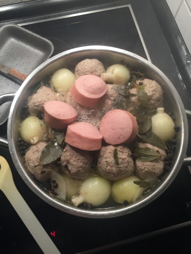 Königsberger Klopssuppe fast fertig